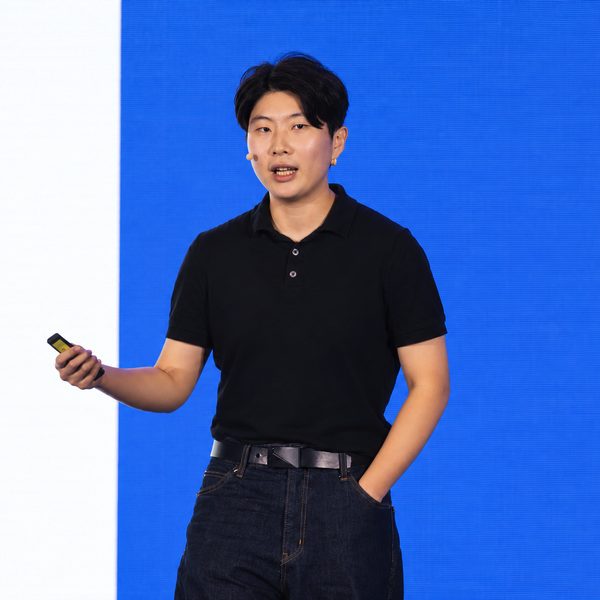 零知識科技共同創辦人鄭雅文於講台上演講